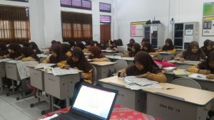 siswa sma budi utomo mengerjakan tryout